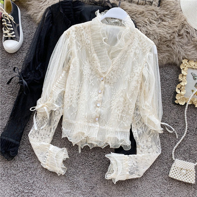 Modern női ing fekete-fehér csipkével és gombokkal