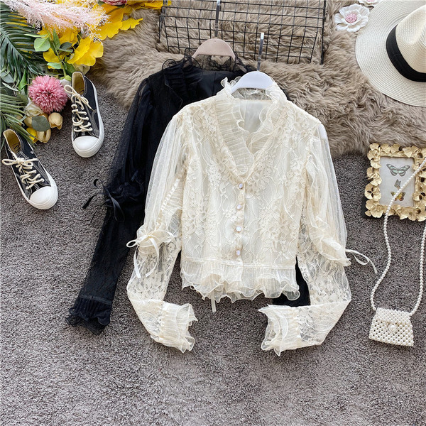 Modern női ing fekete-fehér csipkével és gombokkal