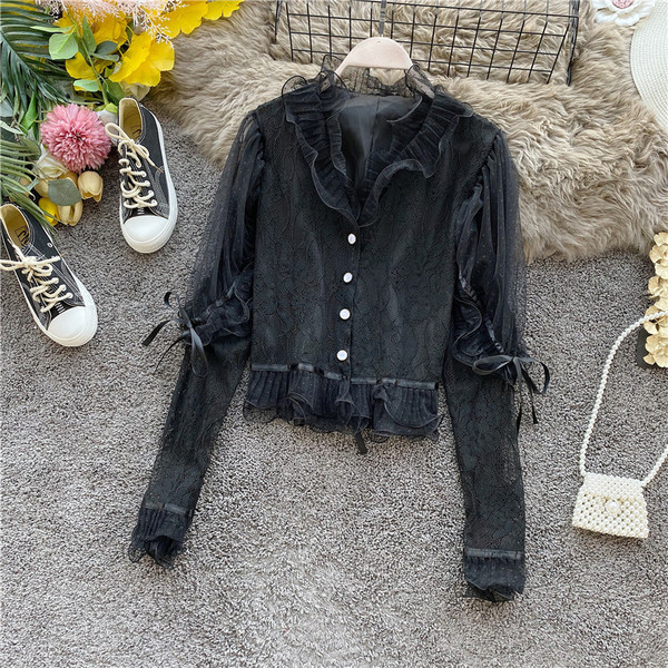 Modern női ing fekete-fehér csipkével és gombokkal