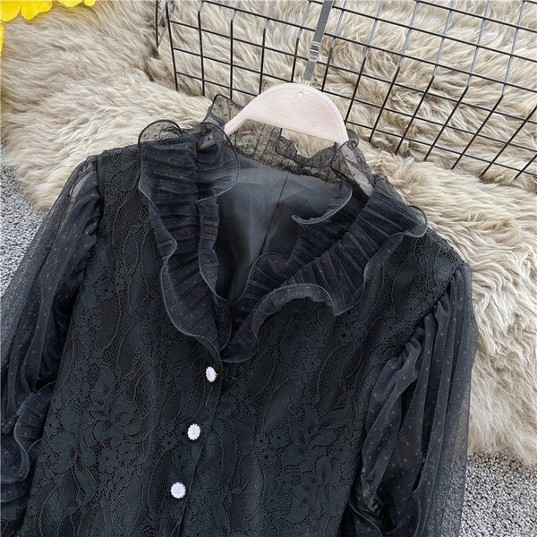 Modern női ing fekete-fehér csipkével és gombokkal