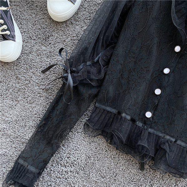 Modern női ing fekete-fehér csipkével és gombokkal