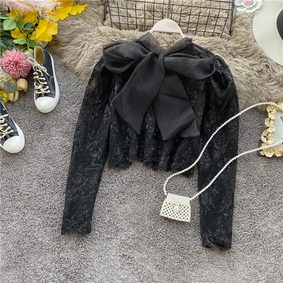 Stílusos női ing szalaggal és fekete-fehér hímzéssel