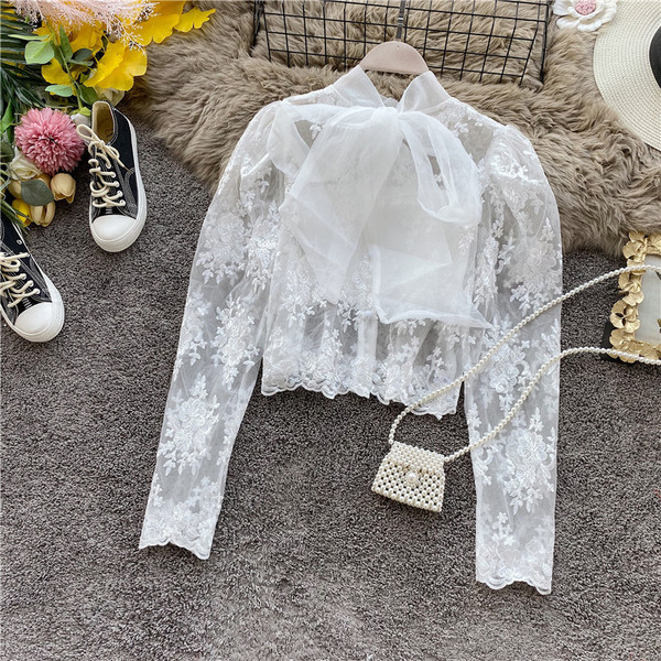 Stílusos női ing szalaggal és fekete-fehér hímzéssel