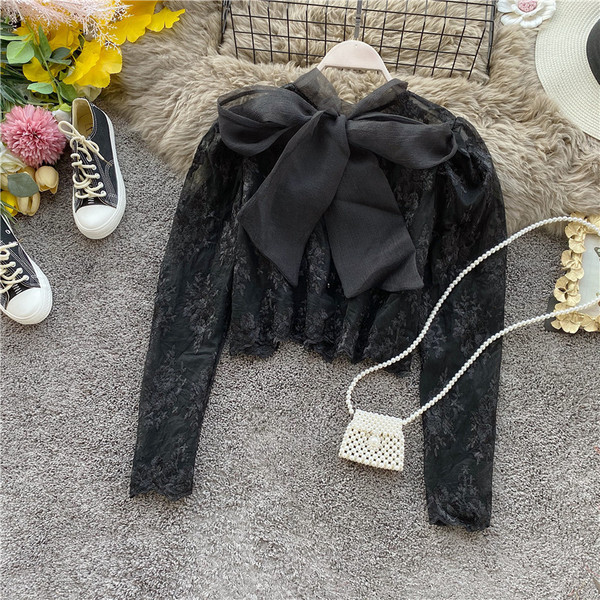 Stílusos női ing szalaggal és fekete-fehér hímzéssel