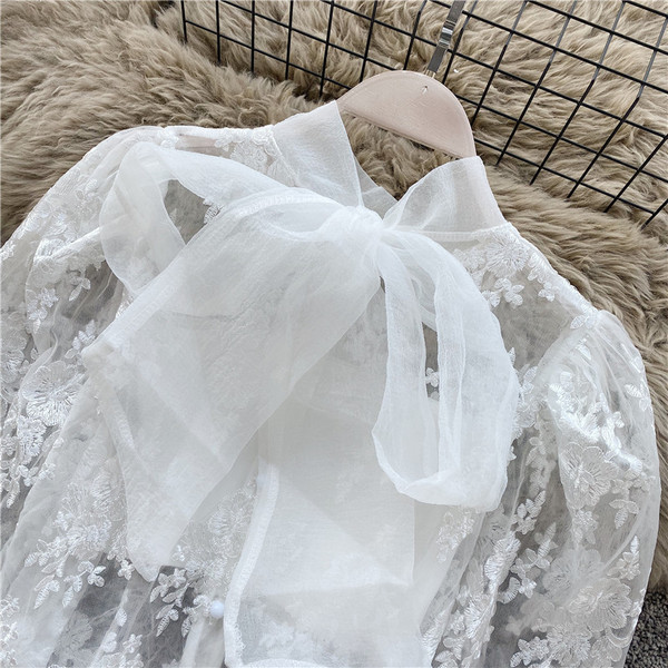 Stílusos női ing szalaggal és fekete-fehér hímzéssel