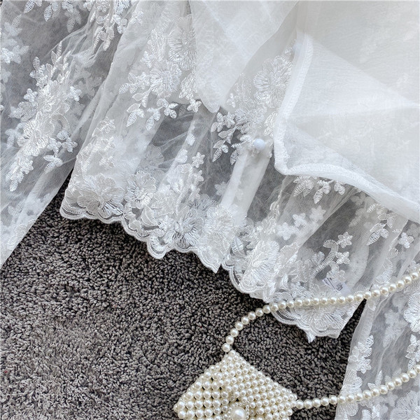 Stílusos női ing szalaggal és fekete-fehér hímzéssel