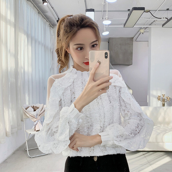 Γυναικεία μπλούζα από δαντέλα σε λευκό και μπεζ χρώμα με φαρδιά μανίκια