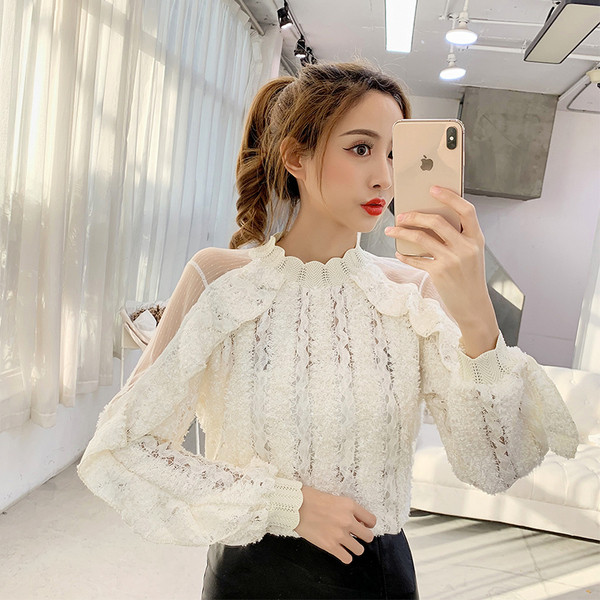 Γυναικεία μπλούζα από δαντέλα σε λευκό και μπεζ χρώμα με φαρδιά μανίκια