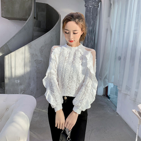 Γυναικεία μπλούζα από δαντέλα σε λευκό και μπεζ χρώμα με φαρδιά μανίκια