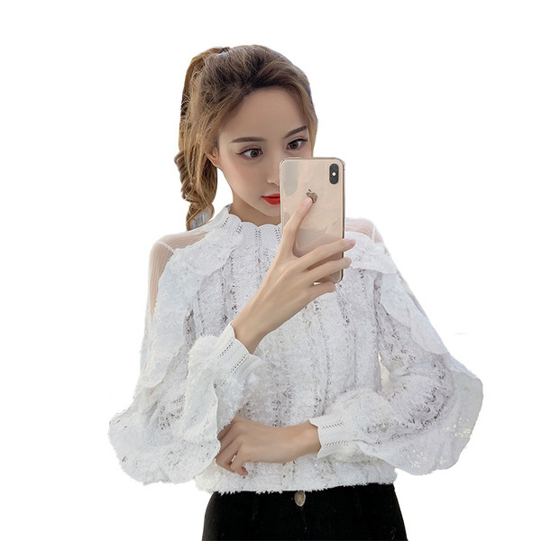 Γυναικεία μπλούζα από δαντέλα σε λευκό και μπεζ χρώμα με φαρδιά μανίκια