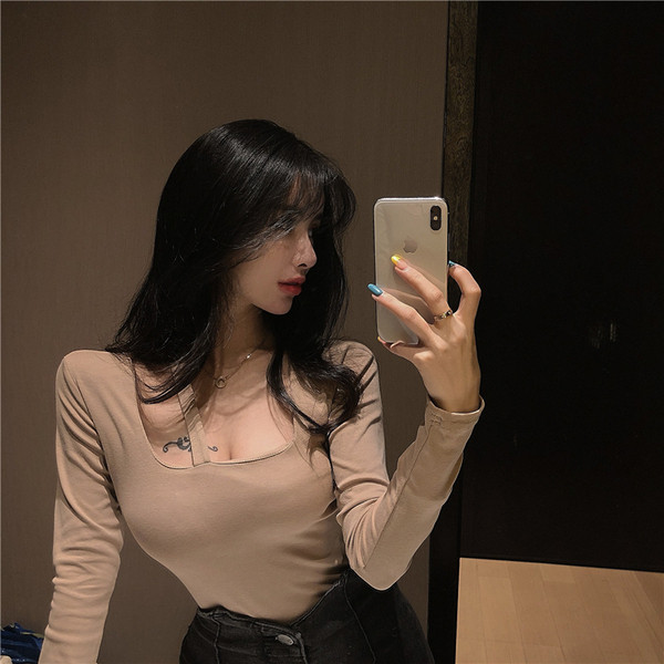 Bluză de damă cu decolteu pătrat și mâneci lungi în negru, alb și bej