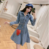 Női farmerruha kivágott modell gombokkal és övvel, kék és fekete színben