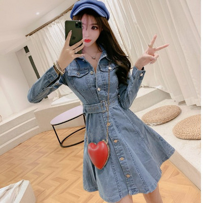 Női farmerruha kivágott modell gombokkal és övvel, kék és fekete színben