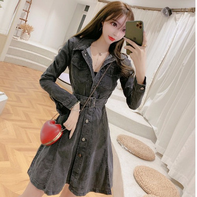 Női farmerruha kivágott modell gombokkal és övvel, kék és fekete színben