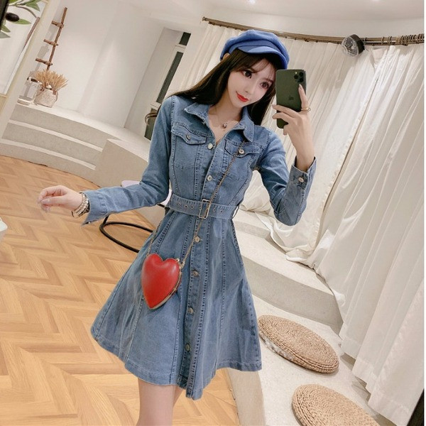 Női farmerruha kivágott modell gombokkal és övvel, kék és fekete színben