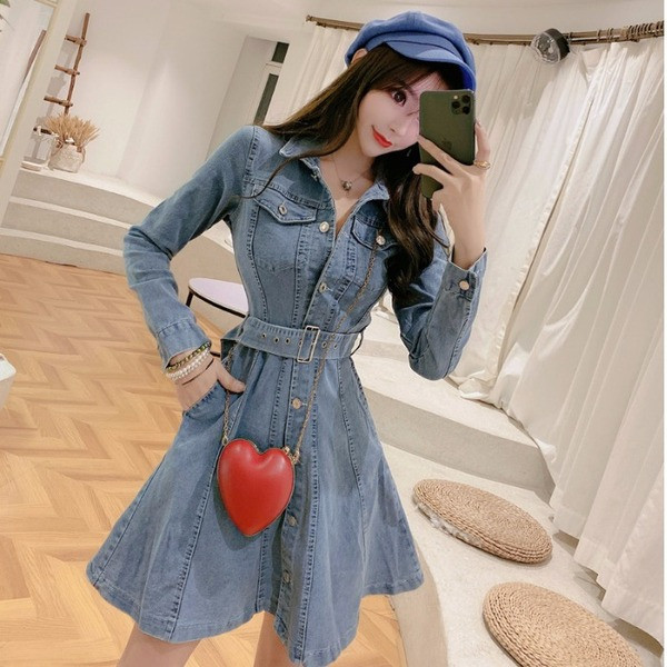 Női farmerruha kivágott modell gombokkal és övvel, kék és fekete színben