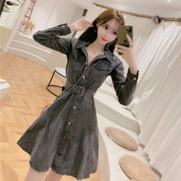 Női farmerruha kivágott modell gombokkal és övvel, kék és fekete színben