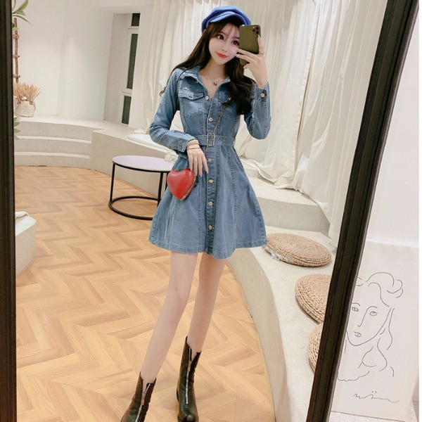 Női farmerruha kivágott modell gombokkal és övvel, kék és fekete színben