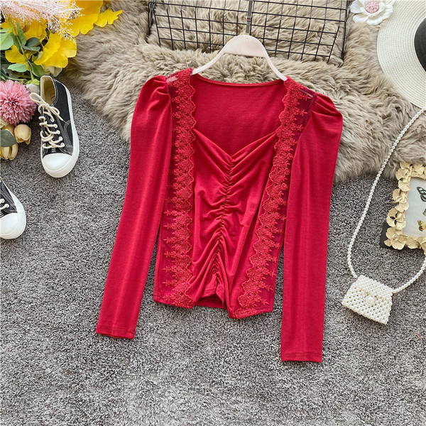 Γυναικεία μπλούζα με τετράγωνη λαιμόκοψη και δαντέλα σε κόκκινο, κίτρινο, μαύρο και άσπρο χρώμα