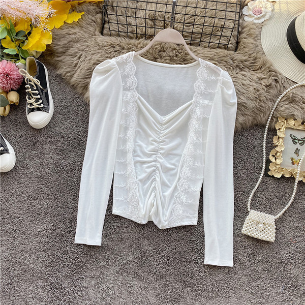 Γυναικεία μπλούζα με τετράγωνη λαιμόκοψη και δαντέλα σε κόκκινο, κίτρινο, μαύρο και άσπρο χρώμα