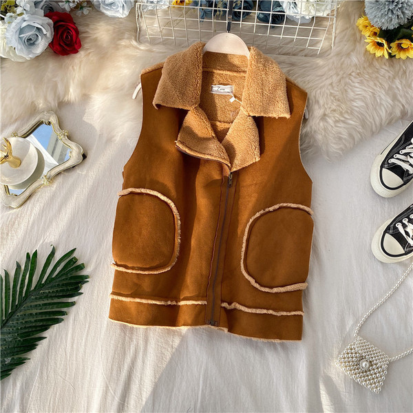 Μοντέρνο γυναικείο γιλέκο με φερμουάρ και τσέπες σε καφέ και μπεζ χρώμα