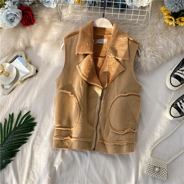 Μοντέρνο γυναικείο γιλέκο με φερμουάρ και τσέπες σε καφέ και μπεζ χρώμα