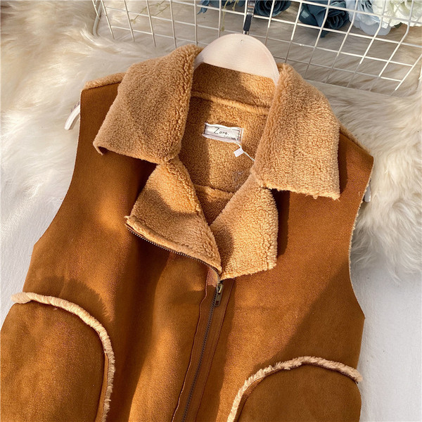 Μοντέρνο γυναικείο γιλέκο με φερμουάρ και τσέπες σε καφέ και μπεζ χρώμα