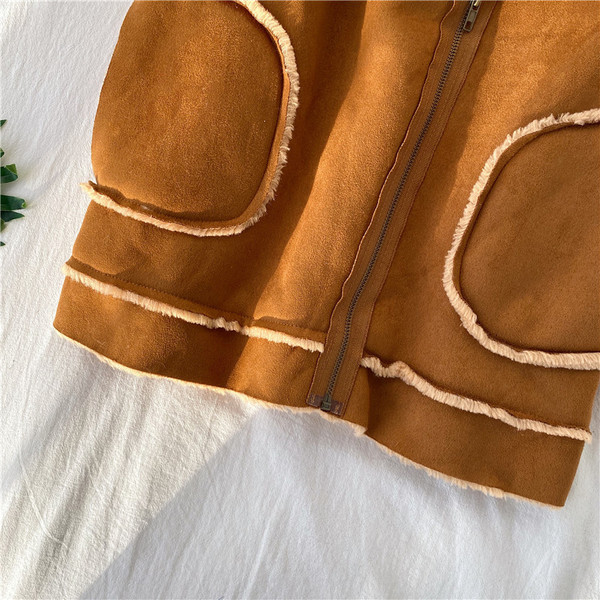 Μοντέρνο γυναικείο γιλέκο με φερμουάρ και τσέπες σε καφέ και μπεζ χρώμα