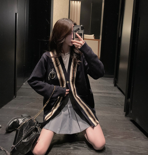 Vestă casual lungă cu decolteu în V și nasturi de culoare neagră