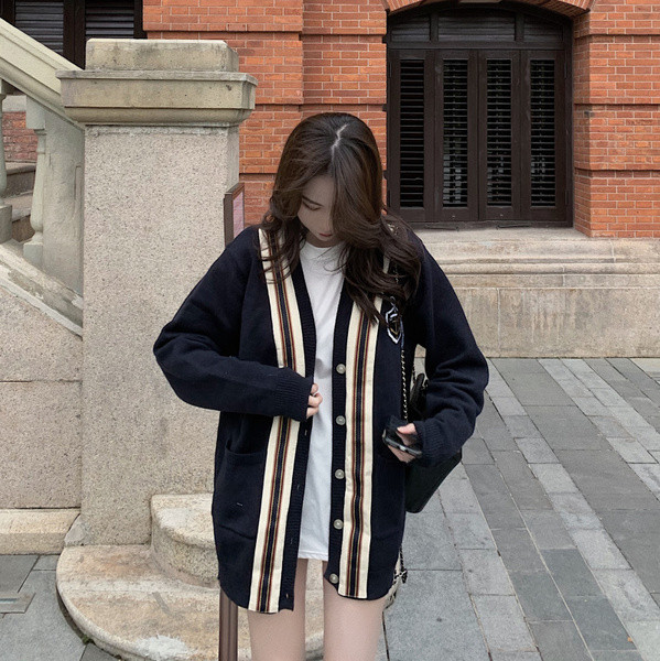 Vestă casual lungă cu decolteu în V și nasturi de culoare neagră