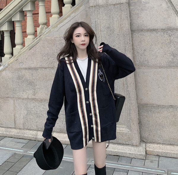 Vestă casual lungă cu decolteu în V și nasturi de culoare neagră