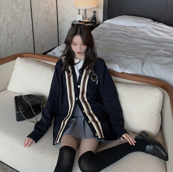 Vestă casual lungă cu decolteu în V și nasturi de culoare neagră