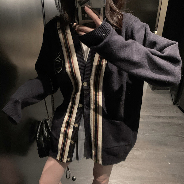 Vestă casual lungă cu decolteu în V și nasturi de culoare neagră