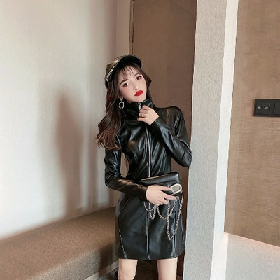 Eko bőrből készült, testhezálló női ruha fekete színben, cipzárral és magas gallérral