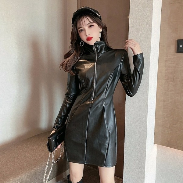 Eko bőrből készült, testhezálló női ruha fekete színben, cipzárral és magas gallérral