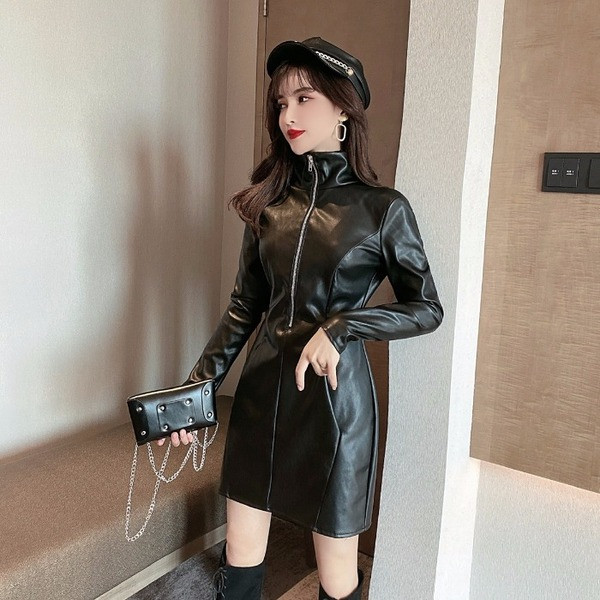 Eko bőrből készült, testhezálló női ruha fekete színben, cipzárral és magas gallérral