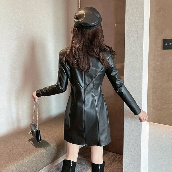 Eko bőrből készült, testhezálló női ruha fekete színben, cipzárral és magas gallérral