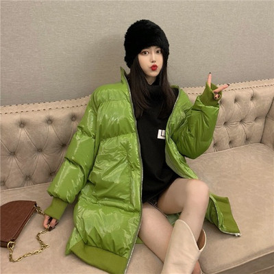 Hosszú vastag téli kabát fekete és zöld cipzárral, fényes hatással