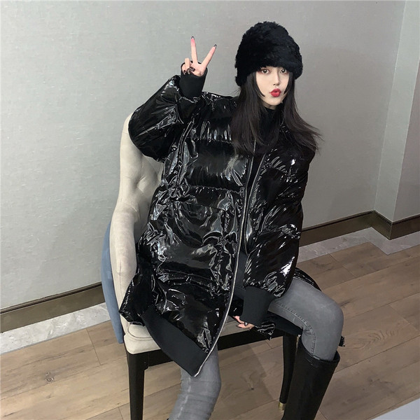 Hosszú vastag téli kabát fekete és zöld cipzárral, fényes hatással