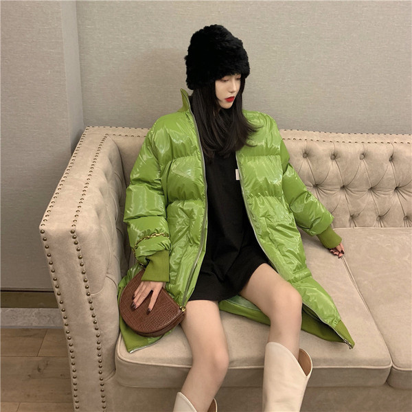 Hosszú vastag téli kabát fekete és zöld cipzárral, fényes hatással