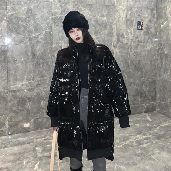 Hosszú vastag téli kabát fekete és zöld cipzárral, fényes hatással