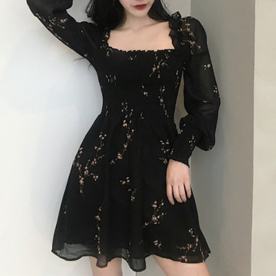 Σύντομο γυναικείο φόρεμα από σιφόν με τετράγωνη λαιμόκοψη σε μαύρο χρώμα με φλοράλ τύπωμα 