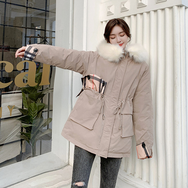 Női téli kabát kapucnival és zsebekkel - széles modell