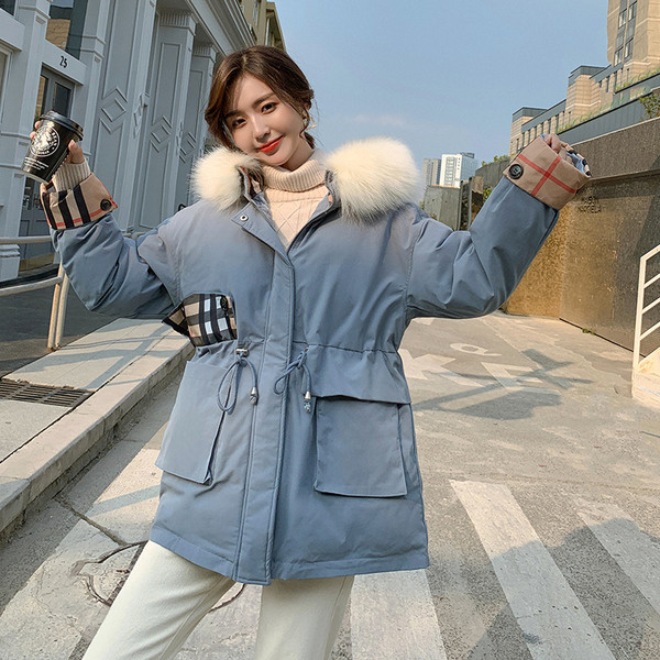 Női téli kabát kapucnival és zsebekkel - széles modell