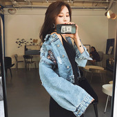 Modern rövid farmerdzseki kék színben, flitterekkel díszített zsebekkel