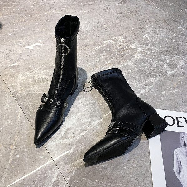 Modern női csizma hegyes modell cipzárral fekete színben