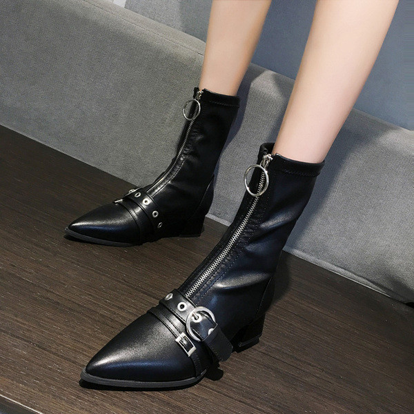 Modern női csizma hegyes modell cipzárral fekete színben