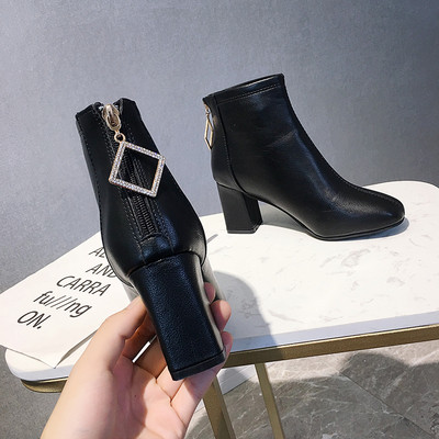 Γυναικείες  μοντέρνες έκο  δερμάτινες μπότες με χοντρό τακούνι σε μαύρο και άσπρο χρώμα