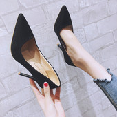 Γυναικεία μοντέρνα υποδήματα με λεπτή τακούνια, μαύρο, γκρι και χρυσό χρώμα - μυτερό μοντέλο