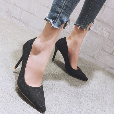 Γυναικεία μοντέρνα υποδήματα με λεπτή τακούνια, μαύρο, γκρι και χρυσό χρώμα - μυτερό μοντέλο